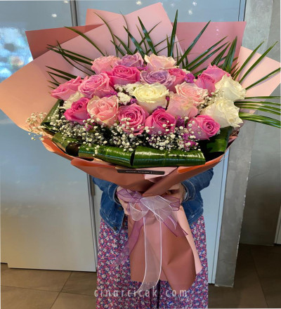 Pembe ve Beyaz Güllerden Buket