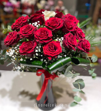 21 Adet Kırmızı Gül Aranjmanı