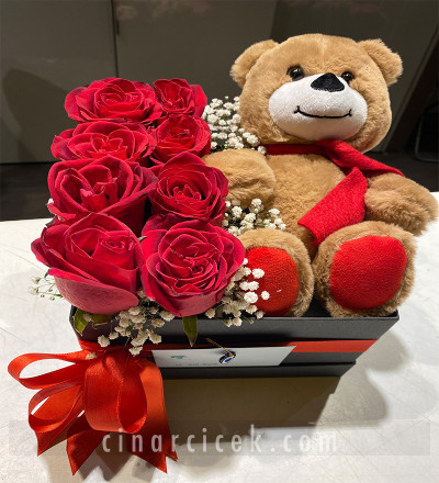 Kare Siyah Kutuda Kırmızı Güller ve Peluş Ayıcık